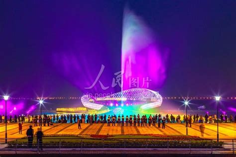 江苏苏州：太湖湾音乐喷泉秀-人民图片网