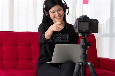 电话教程VlogAsia女博客影响者坐在沙地上并录制视频博客用于教学辅导生或订阅者如何在网上创作新生活方式内容的概念技术高清图片下载-正版图片 ...