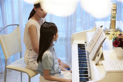 幼儿园老师教小朋友弹钢琴高清图片下载-正版图片502168627-摄图网