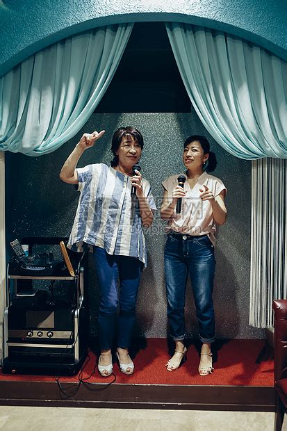 中年妇女一起唱卡拉OK高清图片下载-正版图片502033211-摄图网