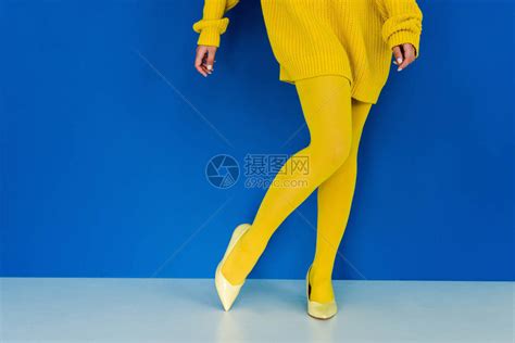 黄色衣服女头图片