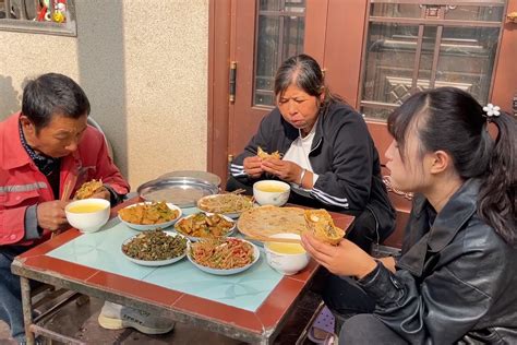 农村婆媳做午饭，婆婆擀片，媳妇炒菜，今天的烙馍卷菜吃着真不错_凤凰网视频_凤凰网