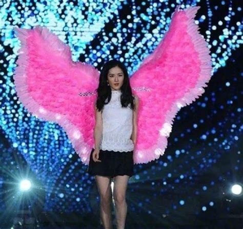 带上翅膀的五个明星，谢娜美丽，刘亦菲惊艳，而她被称为“天使”|翅膀|谢娜|刘亦菲_新浪新闻