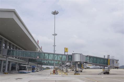 “顺丰机场”正式命名为“鄂州花湖机场”，形状似“￥”字 - 知乎