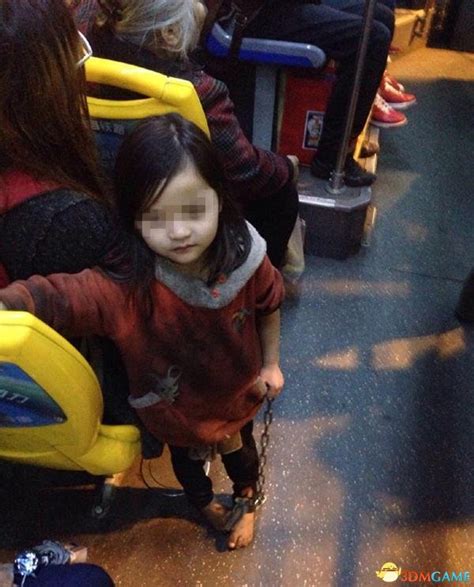 4岁女孩手拿铁链乘公交 小女孩身份目前已经确定_3DM单机
