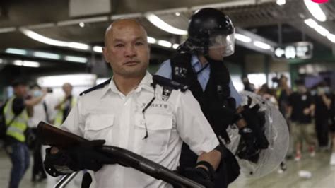 警察加油！阿Sir Madam你们并不孤单！香港千余市民组起长龙撑警 | 北晚新视觉
