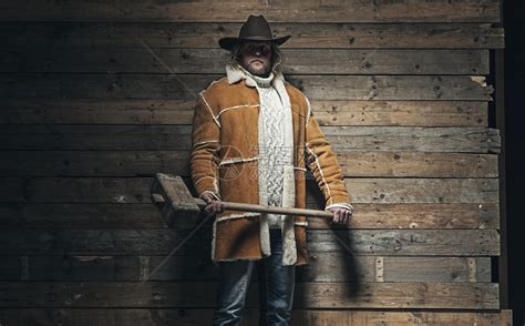 牛仔冬季时装男龙金发和比德持有木锤高清图片下载-正版图片504901112-摄图网
