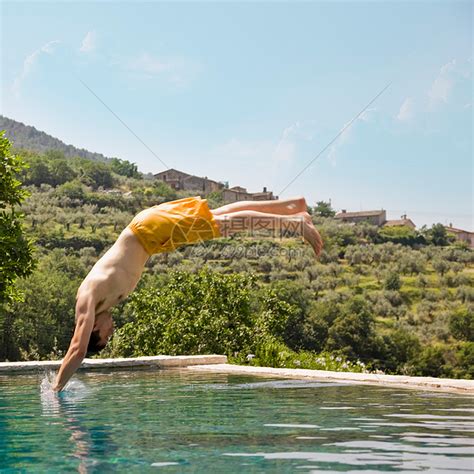 男子跳入游泳池高清图片下载-正版图片501444461-摄图网