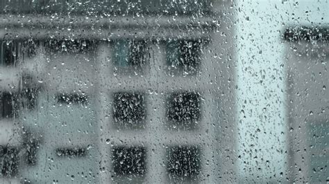 雨滴和窗摄影图高清摄影大图-千库网