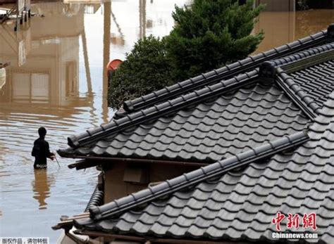 日本遭创纪录暴雨袭击 桥塌路断汽车泡水
