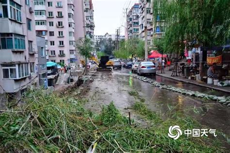 辽宁本溪暴雨扰城 市区路面塌陷车辆翻倒-图片频道