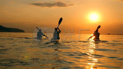 在独木舟上享受阳光的老年人高清图片下载-正版图片303997086-摄图网