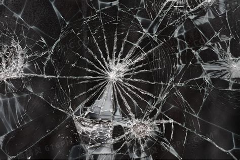 玻璃破碎或打碎在白色高清摄影大图-千库网