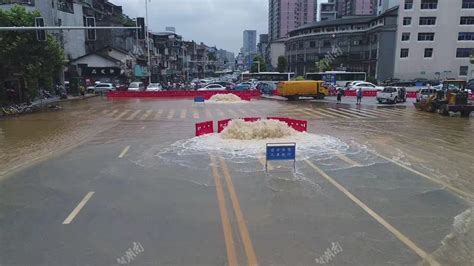 【重庆晚报慢新闻|洪峰过境重庆南滨路全线被淹，喜来登酒店附近水深到腰部|今天（19）上】_傻大方