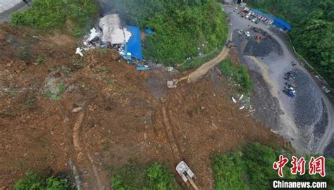 国道318公路四川康定瓦斯沟路段山体垮塌通行中断