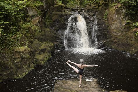 在瀑布前做瑜伽的成熟女性高清图片下载-正版图片501853196-摄图网