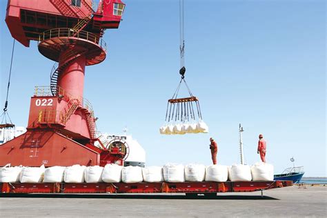 一艘大型远洋运输轮在连云港港东方公司码头装载出口货物-中国质量新闻网