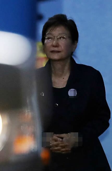朴槿惠拒不出席今日庭审 早前律师集体辞职_凤凰资讯