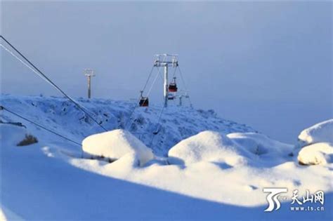 新疆阿勒泰大雪封山 民警雪中送粮暖人心