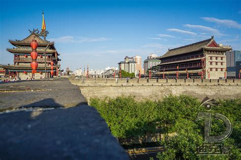 北京：明城墙遗址公园，春花“生生不息”映残垣烙印