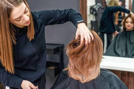 女理发师用吹发机烘洗客户头发在美容高清图片下载-正版图片505938550-摄图网