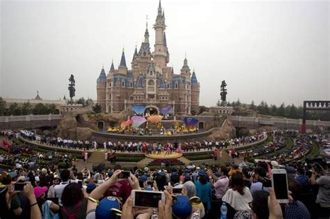 上海迪士尼今日开园“满月”！热门项目排队时间基本一小时 - 中国网山东国内国际 - 中国网 • 山东