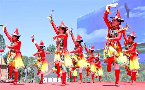 甘肃省第三届少数民族广场舞大赛在肃南举行-人民图片网