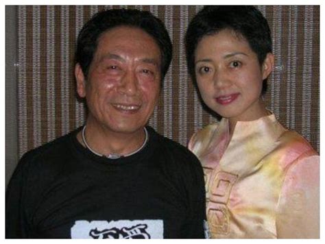 73岁王奎荣小37岁娇妻，原来是熟悉的她？难怪隐藏这么多年！__财经头条