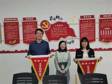 红色发挥共产党先锋模范带头作用PPT模板-PPT模板-心宜办公