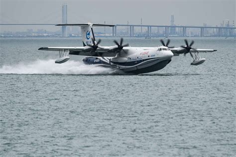 国产水陆两栖大型飞机AG600首次在荆门漳河机场水上滑跑_凤凰网视频_凤凰网