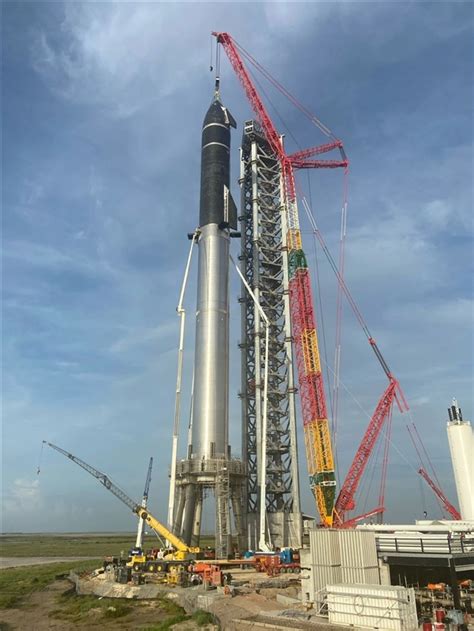 29台发动机 40层楼高！SpaceX超重型火箭、星际飞船首次合体_凤凰网科技_凤凰网