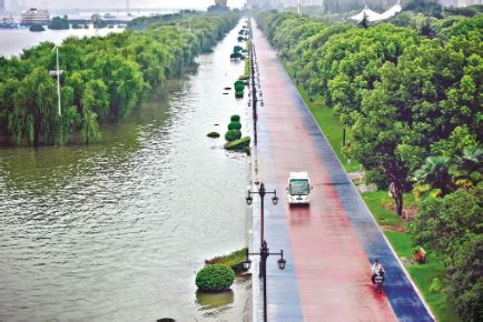 强降雨致湖北武汉城区出现内涝 水务部门紧急排水-图片频道