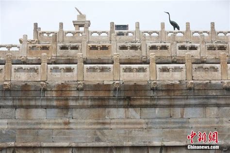 北京降雨持续 故宫现“九龙吐水”景观