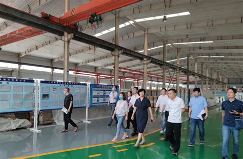 许昌网-禹州大张过滤设备有限公司工人对机器进行质检