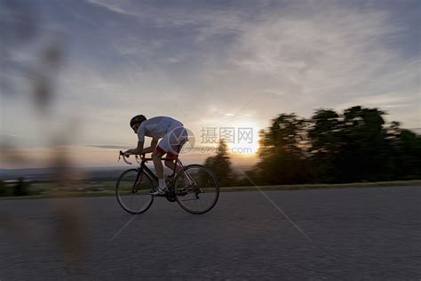 亚洲人高级的男骑自行车通勤高清图片下载-正版图片307642229-摄图网