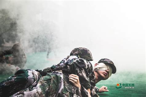 现代战争士兵手放防护战斗手套白色背景的特写高清摄影大图-千库网
