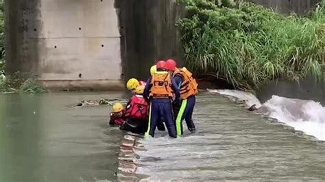 台湾新北市山洪暴发6人落水失踪，2人遗体已被找到_凤凰网视频_凤凰网