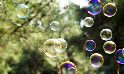 为什么吹出来的泡泡有五颜六色-百度经验