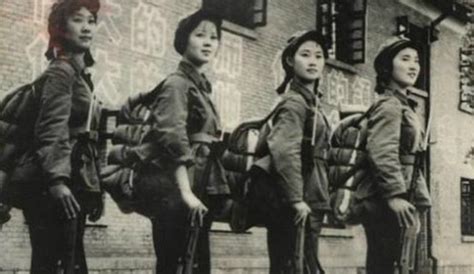七十年代解放军部队文工团女兵清纯透彻的美|文工团|女兵|解放军_新浪新闻