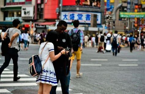 近百万外国人在华居留 他们的真实状况究竟如何？_手机新浪网