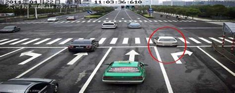十字路口转弯绿灯也要让行？精一门浅析十字路口通行规则-有驾