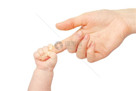 婴儿手握着母亲的指在白上被孤立高清图片下载-正版图片303908660-摄图网
