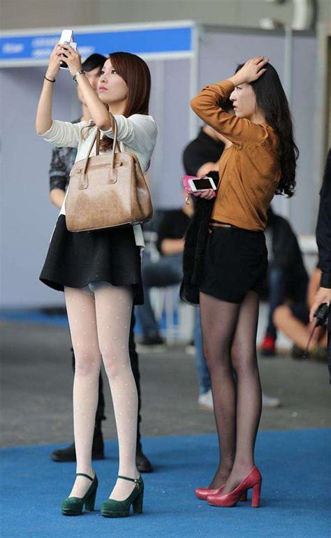 街拍：有勇气就显年轻时尚，40岁熟女穿超短热裤出街，依然惹人爱__凤凰网