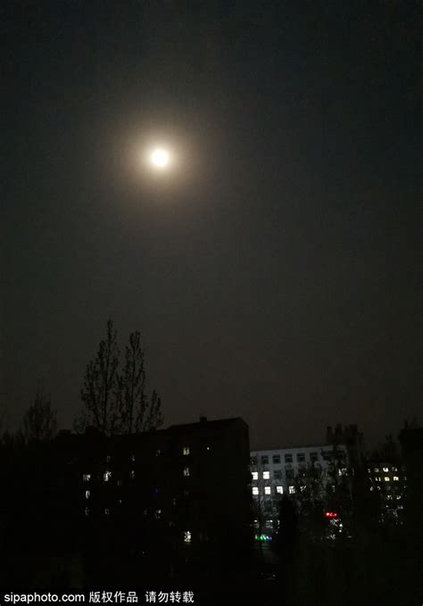 北京夜空现“超级月亮”