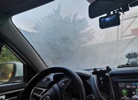 冬天驾驶途中，车内玻璃起雾怎么办？用这3种方法，安全快速消除雾气