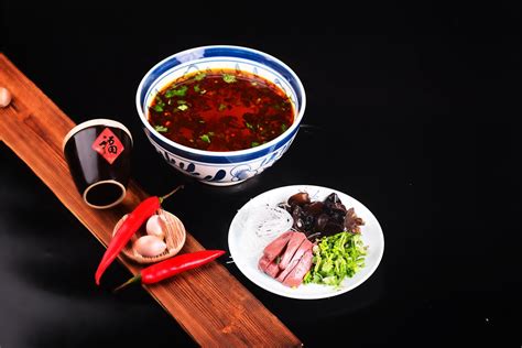 放在木桌上的一碗陕西西安美食羊肉泡馍照片摄影图片_ID:427523485-Veer图库