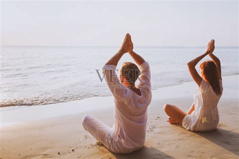 集体冥想，在海滩上做瑜伽照片摄影图片_ID:301338935-Veer图库