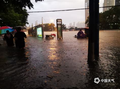 云南昆明官渡区出现局地强降雨 街道淹水最深达1米-天气图集-中国天气网