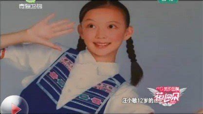 还记得最美童星裴佳欣吗？10岁的她穿小礼服，在学校里举班级牌