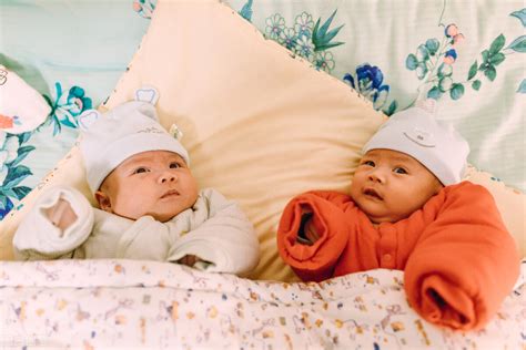龙凤胎宝宝端午出生，父亲为他们取名“午午”“康康”_凤凰网